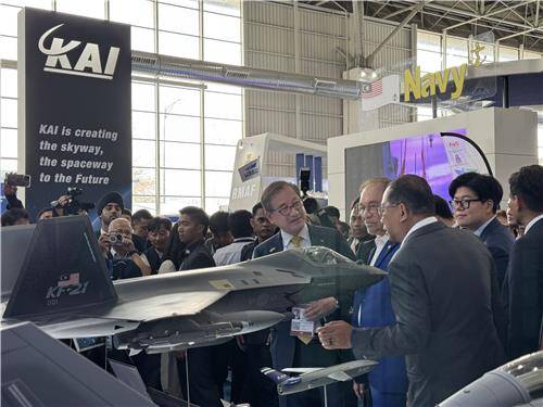 강구영 KAI 사장(가운데)이 말레이시아 총리에게 전시물 설명하는 장면 [KAI 제공. 재판매 및 DB 금지]