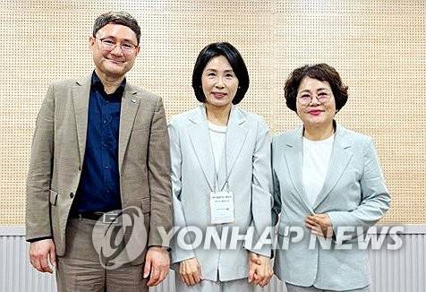광주 찾은 김혜경 여사 (광주=연합뉴스) 더불어민주당 이재명 대선 후보의 배우자 김혜경 여사가 20일 오후 광주 서구 광주자립지원전담기관에서 열린 자립 준비 청년과의 면담을 마친 뒤 황인숙 관장(오른쪽)과 기념사진을 찍고 있다. 2025.5.20 [독자 제공. 재판매 및 DB 금지] daum@yna.co.kr