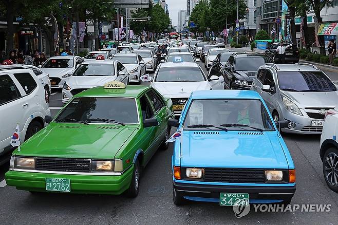 민주기사의 날 차량 행진 (광주=연합뉴스) 김혜인 기자 = 20일 오후 광주 동구 금남로에서 5·18 민주화운동 당시 차량 시위를 재현하는 '민주기사의 날' 행사가 열리고 있다.  2025.5.20 in@yna.co.kr