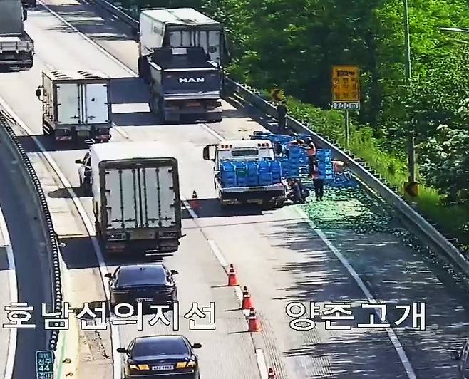 소주 1천병 고속도로에 와르르 [독자 제공. 재판매 및 DB 금지]