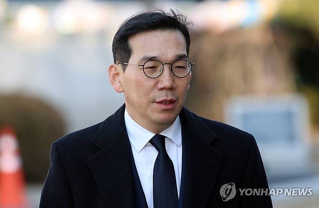 조상원 서울중앙지검 4차장도 사의 표명 (서울=연합뉴스) 이창수 서울중앙지검장이 전격 사의를 표명한 것으로 20일 확인됐다.
    법조계에 따르면 이 지검장은 이날 법무부에 사의를 표명했다. 이 지검장은 건강상의 이유로 사직의 뜻을 밝힌 것으로 알려졌다. 
     중앙지검에서 특별수사를 지휘해온 조상원 4차장검사도 동반 사의를 표명했다. 사진은 2월 24일 헌법재판소에서 열린 탄핵심판 변론기일에 출석하는 조 차장.  2025.5.20 [연합뉴스 자료사진] photo@yna.co.kr