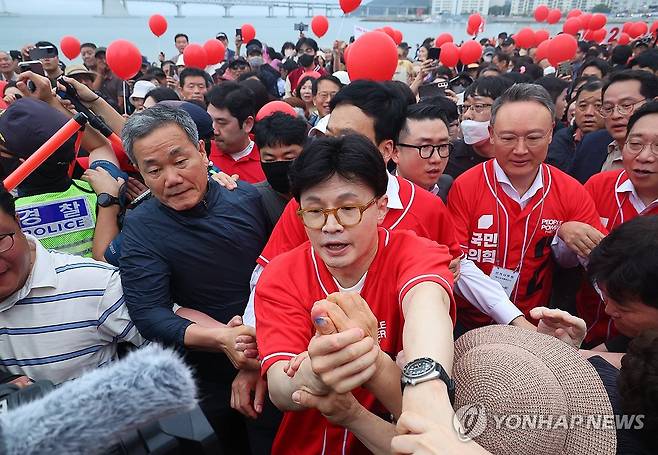 첫 현장유세 나선 한동훈 (부산=연합뉴스) 손형주 기자 = 한동훈 전 국민의힘 대표가 20일 오후 부산 수영구 광안리해수욕장을 찾아 지지자들과 인사하고 있다. 한 전 대표는 공식선거운동 이후 이날 첫 현장유세에 나섰다. 2025.5.20 handbrother@yna.co.kr