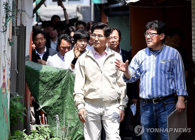 김문수, 한강이남서 수도권 표심 구애…시장·쪽방촌 민생 점검