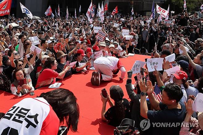김문수 후보, 고속터미널역 인근서 집중유세 (서울=연합뉴스) 박동주 기자 = 국민의힘 김문수 대선 후보가 20일 서울 서초구 고속터미널역 인근에서 집중유세를 하고 있다. 2025.5.20 pdj6635@yna.co.kr