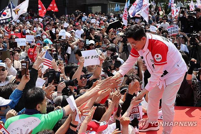 시민들에게 인사하는 김문수 후보 (서울=연합뉴스) 박동주 기자 = 국민의힘 김문수 대선 후보가 20일 서울 서초구 고속터미널역 인근에서 집중유세를 하고 있다. 2025.5.20 pdj6635@yna.co.kr