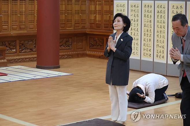 태고종 법륜사 찾은 설난영 여사 (서울=연합뉴스) 국민의힘 김문수 대선후보 배우자 설난영 여사가 20일 서울 종로구 한국불교태고종 법륜사에서 합장하고 있다. 2025.5.20 [국민의힘 제공. 재판매 및 DB금지] photo@yna.co.kr
