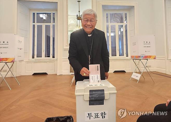 투표하는 유흥식 추기경 (로마=연합뉴스) 신창용 특파원 = 제21대 대통령 선거 재외투표 첫날인 20일(현지시간) 유흥식 추기경이 이탈리아 로마  주이탈리아 한국대사관 내에 마련된 재외 투표소에서 투표함에 투표용지를 넣고 있다. 2025.5.20 changyong@yna.co.kr