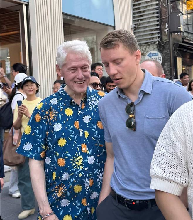 인사동에서 목격된 빌 클린턴 전 미국 대통령 (서울=연합뉴스) 지난 18일 종로구 인사동에서 목격된 빌 클린턴 전 미국 대통령(왼쪽). 2025.5.20 [독자 제공]