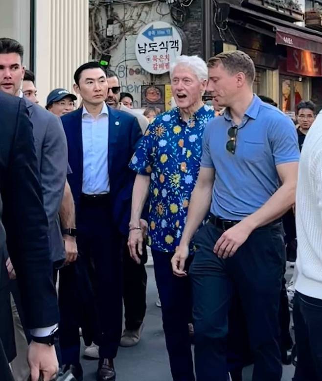 인사동에서 목격된 빌 클린턴 전 미국 대통령 (서울=연합뉴스) 지난 18일 종로구 인사동에서 목격된 빌 클린턴 전 미국 대통령. 2025.5.20 [독자 제공]