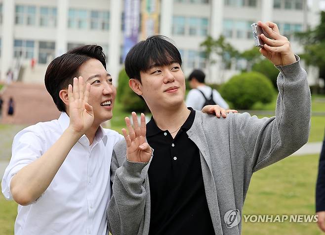 '기호 4번 응원합니다' (광주=연합뉴스) 조남수 기자 = 개혁신당 이준석 대선 후보가 20일 광주 북구 전남대학교 학생회관 앞에서 한 학생과 사진을 찍고 있다. 2025.5.20 iso64@yna.co.kr