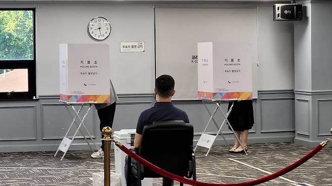 미국 재외투표소에서 투표하는 유권자 (워싱턴=연합뉴스) 김동현 특파원 = 20일(현지시간) 미국 버지니아주 코리안커뮤니티센터에 마련된 제21대 대통령선거 재외투표소에서 유권자가 투표하고 있다. 2025.5.20