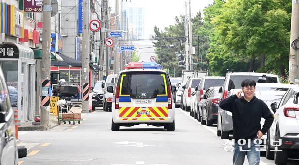 시흥시 정왕동에서 흉기를 휘둘러 2명이 숨진 사건이 발생한 가운데 21일 오후 경찰들이 사건 현장 인근을 순찰하고 있다. 2025.5.21 /최은성기자 ces7198@kyeongin.com