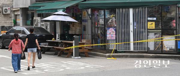 시흥시 정왕동에서 흉기를 휘둘러 2명이 숨진 사건이 발생한 가운데 21일 오후 경찰들이 사건 현장 인근을 순찰하고 있다. 2025.5.21 /최은성기자 ces7198@kyeongin.com