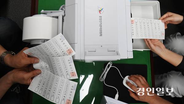 21일 오후 수원시 영통구 경기도선거관리위원회에서 관계자들이 제21대 대통령 선거 거소투표용지를 인쇄하고 있다. 거소투표는 거동이 불편하거나 함정에서 오랫동안 생활하는 군인 등 투표소와 멀리 떨어져 직접 투표가 곤란한 유권자들을 위한 투표 방법이다. 2025.5.21 /최은성기자 ces7198@kyeongin.com