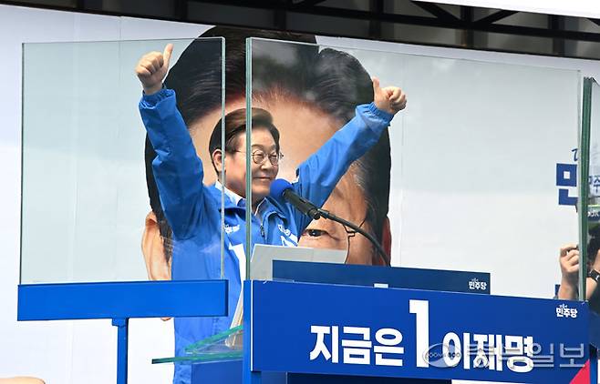 이재명 더불어민주당 대선후보가 21일 인천시 부평구 부평역 북광장에서 열린 집중유세에서 지지자들에게 인사하고 있다.정선식기자