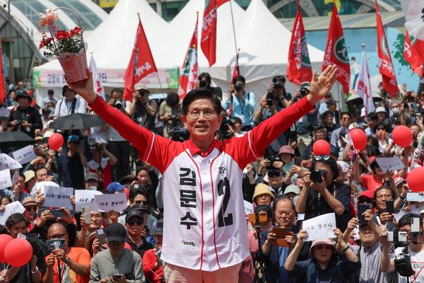 국민의힘 김문수 대선 후보가 21일 고양시 덕양구 화정역 문화광장 앞에서 집중유세를 하고 있다. /연합뉴스