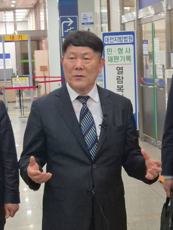 탈세 혐의를 받는 김정규 타이어뱅크 회장이 5월 21일 항소심 결심공판을 마치고 기자들 앞에서 입장을 밝히고 있다. &nbsp;(사진=임병안 기자)