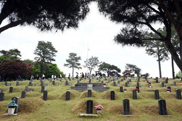 5.18민주화운동 사적지 24호로 5·18 영령과 민족민주열사들이 잠들어 있는 광주시 북구 망월동 5.18구묘지 전경. <광주일보 자료사진>