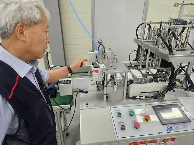 울산지역 한 마스크 제조업체의 설비기계가 지난해 3월부터 가동 중단됐다.