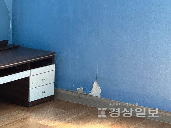 ▲ 숙박시설 내부 벽지는 찢어진 상태다.