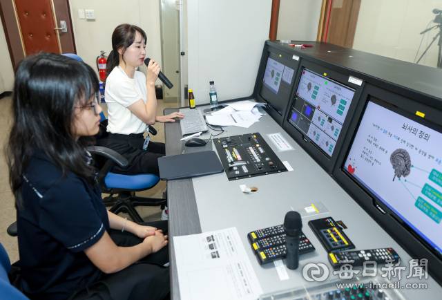 지난 4월 11일 오후 대구 달성군 천내중학교 방송실에서 이윤정 칠곡경대병원 간호부 외래 강사가 장기기증 인식 개선 관련 생명나눔 수업을 진행하고 있다. 안성완 기자 asw0727@imaeil.com