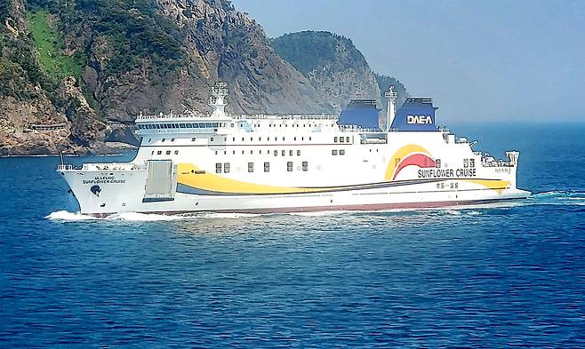 울릉도~울진 후포 간을 운항하는 울릉썬플라워크루즈./김두한 기자