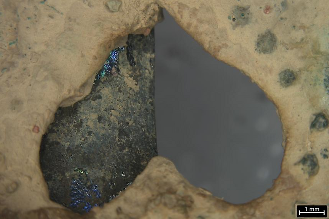 거꾸로 된 하트 모양과 비단벌레 날개 장식 흔적. /국가유산청 제공