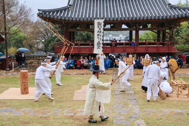 밀양향교에서 열린 선비풍류 공연(새터가을굿놀이). /밀양시/