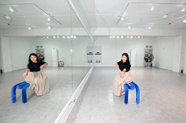 황정민 무용수가 창원시 마산회원구에 위치한 작업실에서 거울을 보며 안무 창작을 하고 있다./성승건 기자/