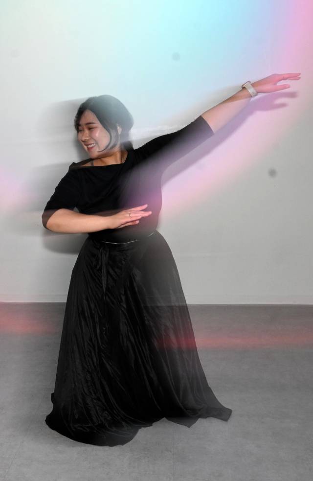 황정민 무용수가 창원시 마산회원구에 위치한 작업실에서 거울을 보며 안무 창작을 하고 있다.