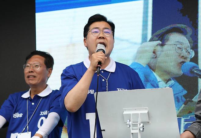 박찬대 더불어민주당 상임 총괄선대위원장은 21일 이재명 후보의 고향인 경북 안동을 찾아 송현오거리에서 퇴근 길 시민들에게 이 후보의 지지를 호소하고 있다.  피재윤 기자