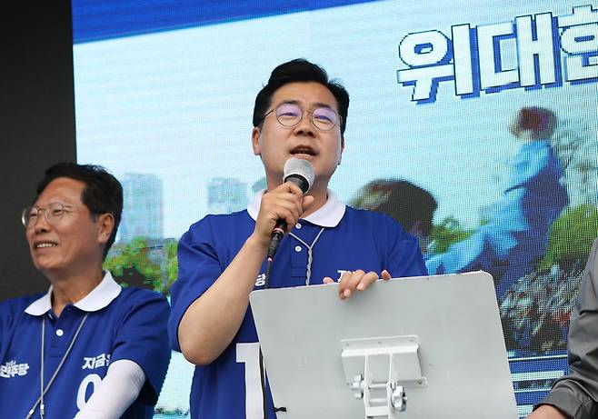 박찬대 더불어민주당 상임 총괄선대위원장은 21일 이재명 후보의 고향인 경북 안동을 찾아 송현오거리에서 퇴근 길 시민들에게 이 후보의 지지를 호소하고 있다.   피재윤 기자