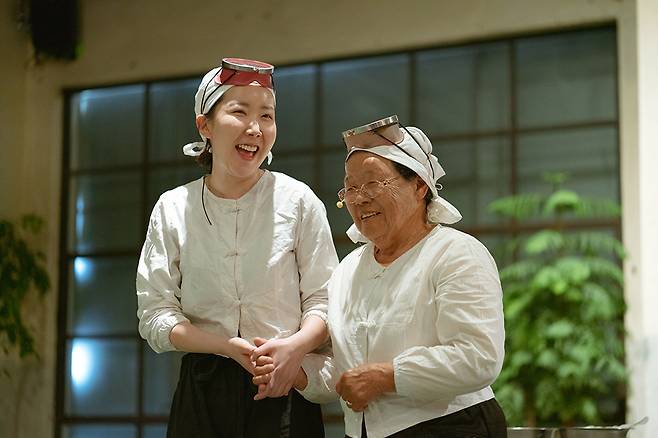 해녀의부엌에서는 평생을 바다에서 살아온 실제 해녀와의 인터뷰, 해녀의 삶을 주제로 한 청년예술가들의 공연, 싱싱한 지역의 수산물과 식재료를 활용해 만든 뷔페를 만날 수 있다. /사진 제공=주식회사 해녀키친그룹. ⓒ제주의소리