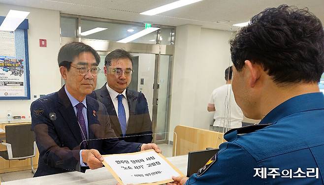 제21대 대통령선거 더불어민주당 진짜 대한민국 제주도당선거대책위원회의 박원철 총괄선거대책본부장(왼쪽)이 21일 제주경찰청을 찾아 고발장을 제출하고 있다. [사진출처-더불어민주당 제주선대위]