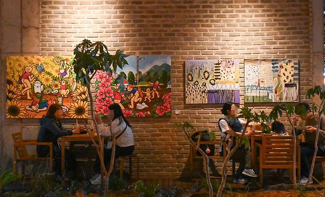 ㈜제주대동(대표이사 원유현)이 제주 애월읍 새별오름 인근에 문을 연 '제주당 베이커리카페'가 오픈 1주년 기념으로 '아트인제주 특별전'을 열고 있다. 6월8일까지 열리는 이번 특별전에는 김용환, 나강, 문창배, 채기선 등 제주작가 14명이 함께 하고 있다. ⓒ제주의소리