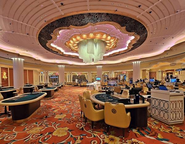 제주신화월드 내 외국인 전용 랜딩카지노에서 한 외국인 관광객이 '로열 스트레이트 플러시'를 완성해 약 2억1000만원의 잭팟 상금을 획득했다.