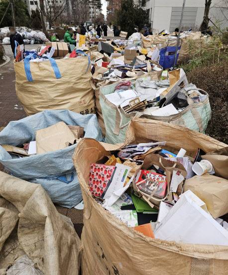 설 명절 연휴 마지막 날인 지난 1월 30일 서울 시내의 한 아파트 단지에 재활용 쓰레기가 쌓여있다. 사진은 기사와 관련 없음. (사진=연합뉴스)