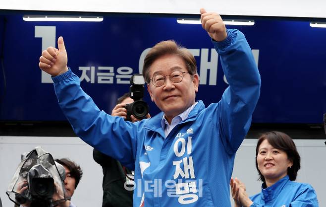 이재명 더불어민주당 대선 후보가 20일 경기 의정부 태조이성계상 앞에서 열린 집중유세에 참석, 연설을 마친 뒤 손을 들어 지지자들에게 답하고 있다.(사진=이데일리 노진환 기자)