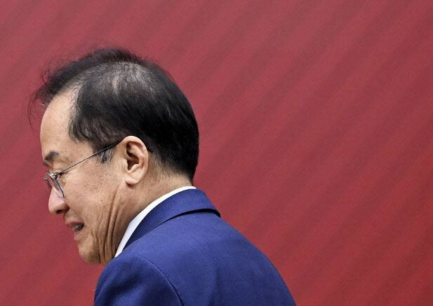 제21대 대통령 후보자 국민의힘 3차 경선 진출자 발표 행사에서 경선에 탈락 후 정계은퇴 의사를 밝힌 홍준표 후보가 발표장에서 나가고 있다. (사진=연합뉴스)