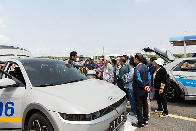 현대자동차그룹은 올해 5월부터 11월까지 고령 운전자들의 교통사고 예방 및 효과적인 대처를 위한 실습 교육인 ‘시니어 안전 드라이빙 데이’를 운영한다. 전날 경기 화성시 한국교통안전공단 교통안전체험교육센터에서 실시한 ‘시니어 안전 드라이빙 데이’ 참가자들의 모습. (사진=현대차그룹)