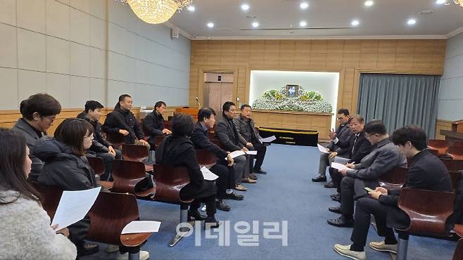 지난해 연말 제주항공 참사로 긴급 간담회를 진행하고 있는 이진석 한국여행업협회(KATA) 회장과 문화체육관광부 김정훈 관광정책국장. (사진=한국여행업협회)