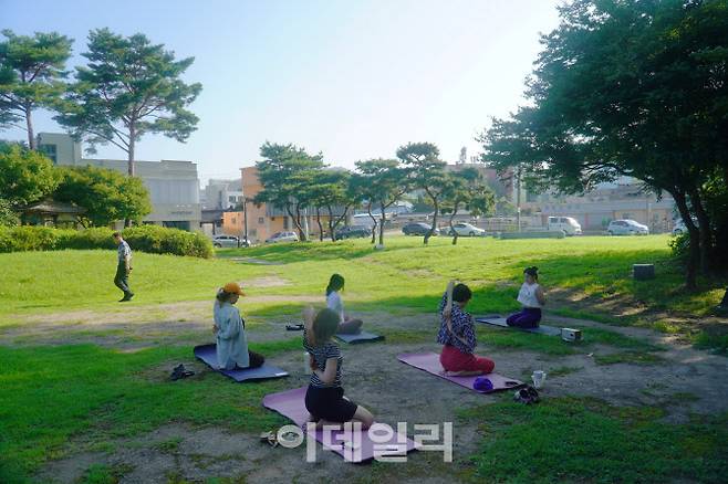 충남 공주시 중학동 제민천 마을에서 ‘타운 마이스’ 프로그램을 이용해 방문한 행사 참가자들이 마을 공원에서 요가체험을 즐기는 모습 (사진=퍼즐랩 제공)