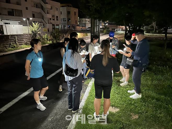 충남 공주시 중학동 제민천 마을에서 ‘타운 마이스’ 프로그램을 통해 열린 단체 행사 참가자들이 야간 마을투어를 즐기는 모습 (사진=퍼즐랩 제공)