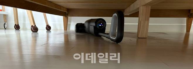 앱에 있는 ‘리모트 컨트롤’ 기능을 사용하면 침대 밑에 손이 닿지 않는 곳까지 청소가 가능하다.