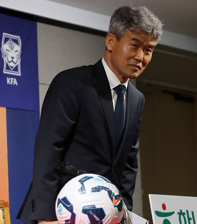 김승희 대한축구협회 전무이사가 21일 서울 종로구 축구회관에서 기자간담회에 앞서 인사하고 있다.  사진=연합뉴스