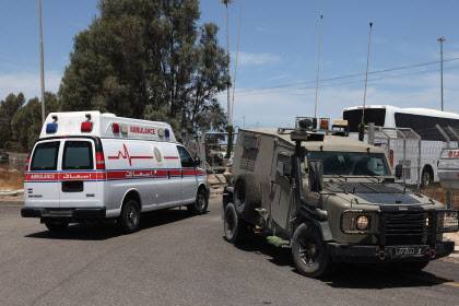 20일(현지시간) 요르단에서 출발한 한 구급차가 이스라엘 케렘 샬롬 국경검문소를 통해 가자지구로 진입하고 있다. 이스라엘은 가자지구에 제한적인 구호물자 반입을 허용하겠다고 발표했으며, 첫 다섯 대의 트럭이 5월 19일 식량, 특히 유아용 식품 등을 포함한 물자를 실어 진입했다고 밝혔다.(사진=AFP)