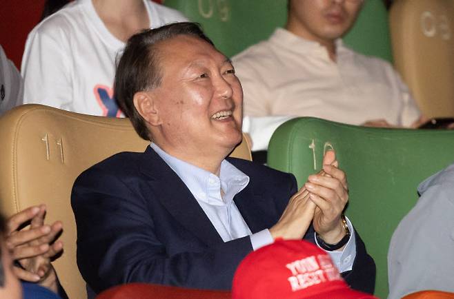 윤석열 전 대통령이 21일 오전 서울 중구 메가박스 동대문점에서 다큐멘터리 영화 ‘부정선거, 신의 작품인가’ 관람을 마친 뒤 박수치고 있다. (사진=뉴시스)