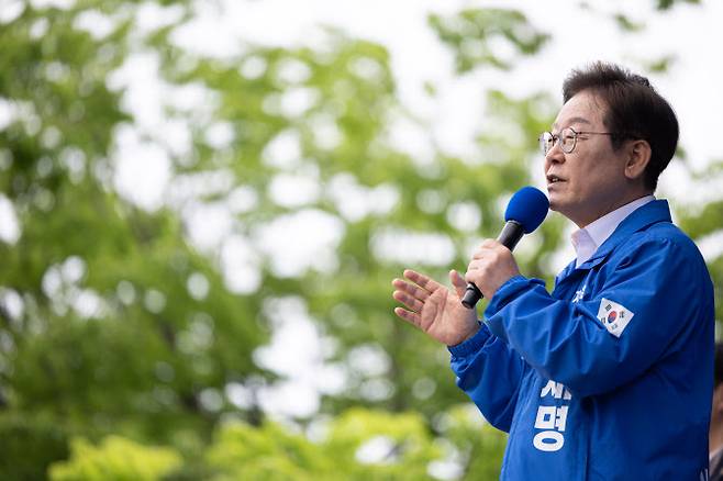 이재명 더불어민주당 대선후보가 지난 16일 전북 군산시 구 시청광장에서 열린 유세에서 지지를 호소하는 연설을 하고 있다. (사진=공동취재)