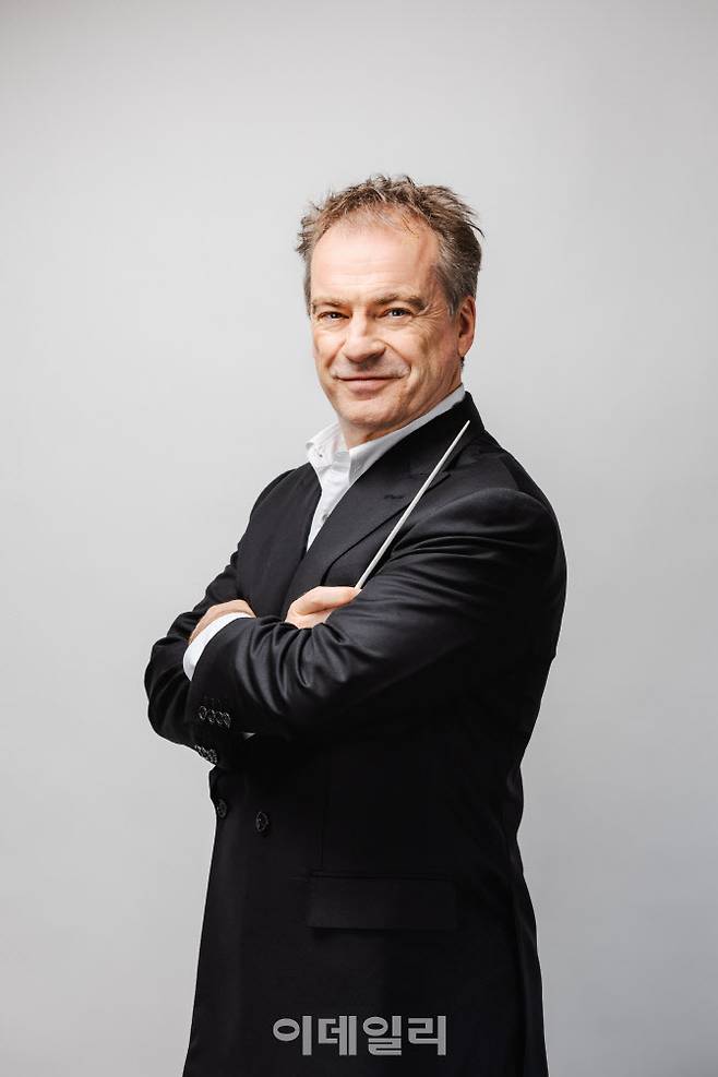 스위스 로망드 오케스트라의 조나단 노트 음악감독. (사진=롯데문화재단)