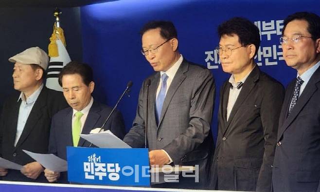 문병호(가운데) 전 의원 등 국민의당 출신 전직 의원과 지역위원장 41명이 21일 더불어민주당 당사에서 이재명 대선 후보 지지 선언을 하고 있다.(사진=더불어민주당)